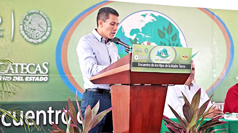 Julio César Nava de la Riva, delegado de la Semarnat, destacó el acuerdo firmado ayer con Los Hijos de la Madre Tierra ■ FOTO: miguel ángel núñez