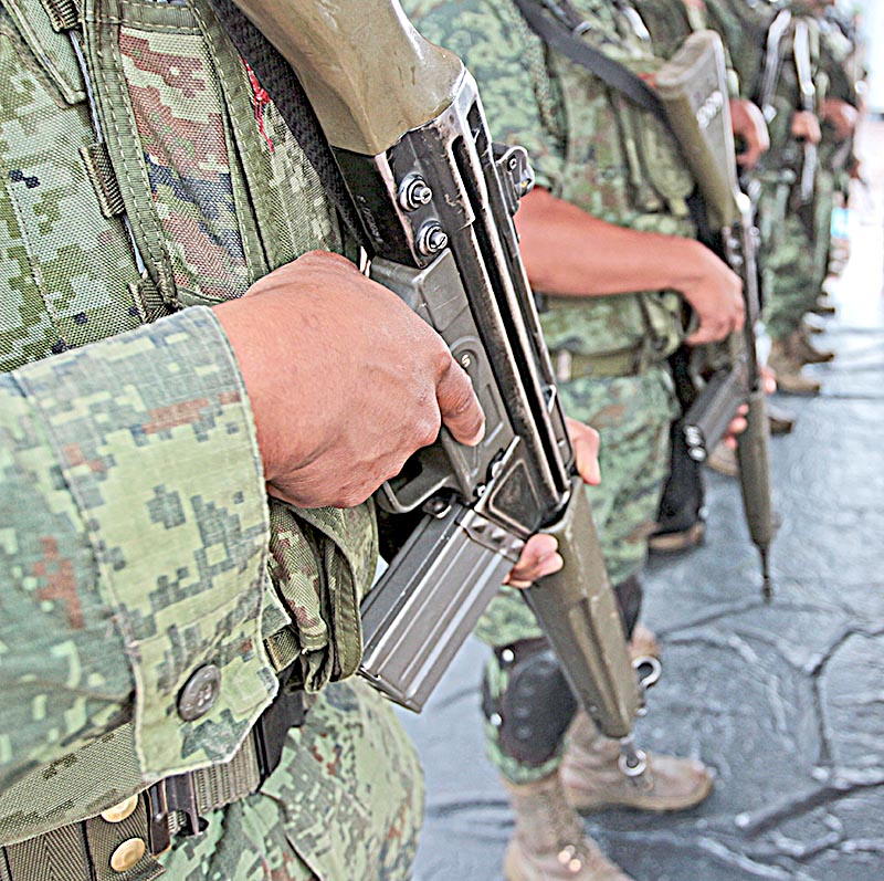 Cuatro militares, entre ellos quien era el comandante del 97 Batallón de Infantería en Fresnillo, Martín Pérez Reséndiz, fueron acusados de sustraer de una vivienda de Calera (7 de julio de 2015) a un grupo de siete jóvenes ■ foto: la jornada zacatecas
