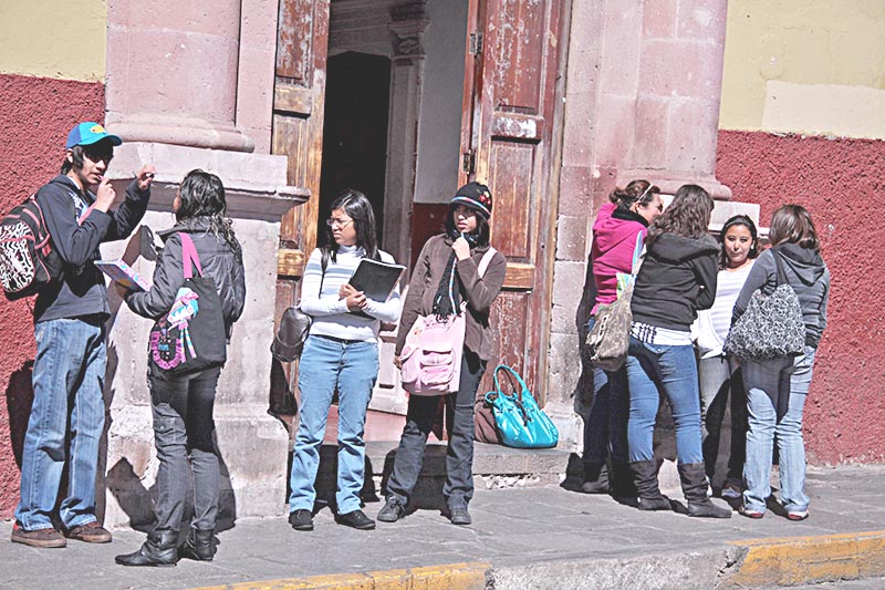 Para el próximo ciclo escolar las 13 preparatorias de la Máxima Casa de Estudios aceptarán alrededor de 3 mil 100 alumnos de nuevo ingreso, y solo para las prepas 1, 2, 3 y 4 hubo 4 mil 500 aspirantes, informan autoridades ■ foto: la jornada zacatecas