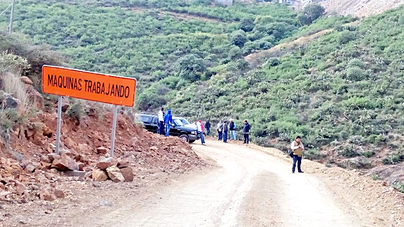 La toma de los ejidatarios ocurrió a las 6:30 horas de este lunes; alrededor de las 9:40 horas se presentó el director de Asuntos Agrarios de la subsecretaria de Concertación y Atención Ciudadana, para proponer a ejidatarios participar en una mesa de negociación ■ fotos: alma ríos