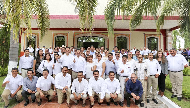 En Apozol, Miguel Alonso y el gobernador electo, Alejandro Tello, encabezaron una reunión de trabajo con presidentes municipales electos ■ foto: la jornada zacatecas y facebook