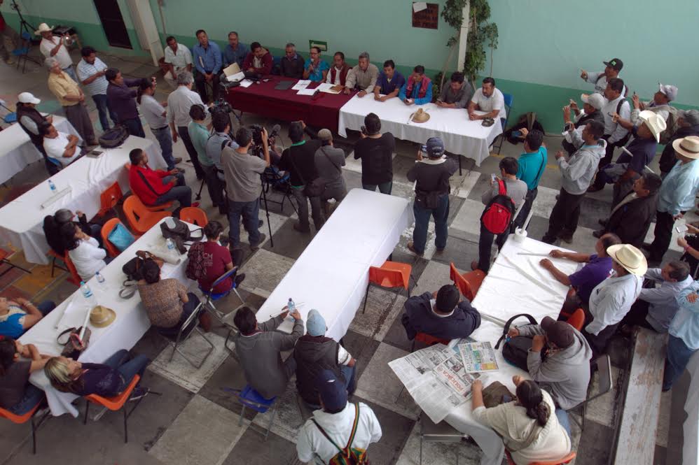 Autoridades firmaron un documento en el que rechazan la advertencia sobre el posible desalojo. Foto Víctor Camacho
