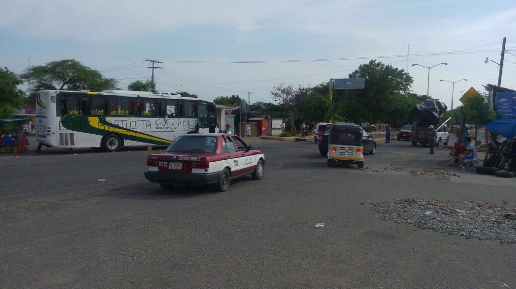 Vía federal 180 a la altura del canal 33 en Juchitán, Oaxaca, que después de 20 días de bloqueo total, hoy permitirá el paso intermitente a todo vehículo. Foto Diana Manzo