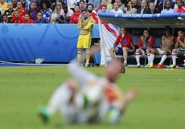 El portero de la selección española, Iker Casillas, observa una jugada durante el partido de España ante Italia el pasado 27 de junio de 2016. Foto Ap