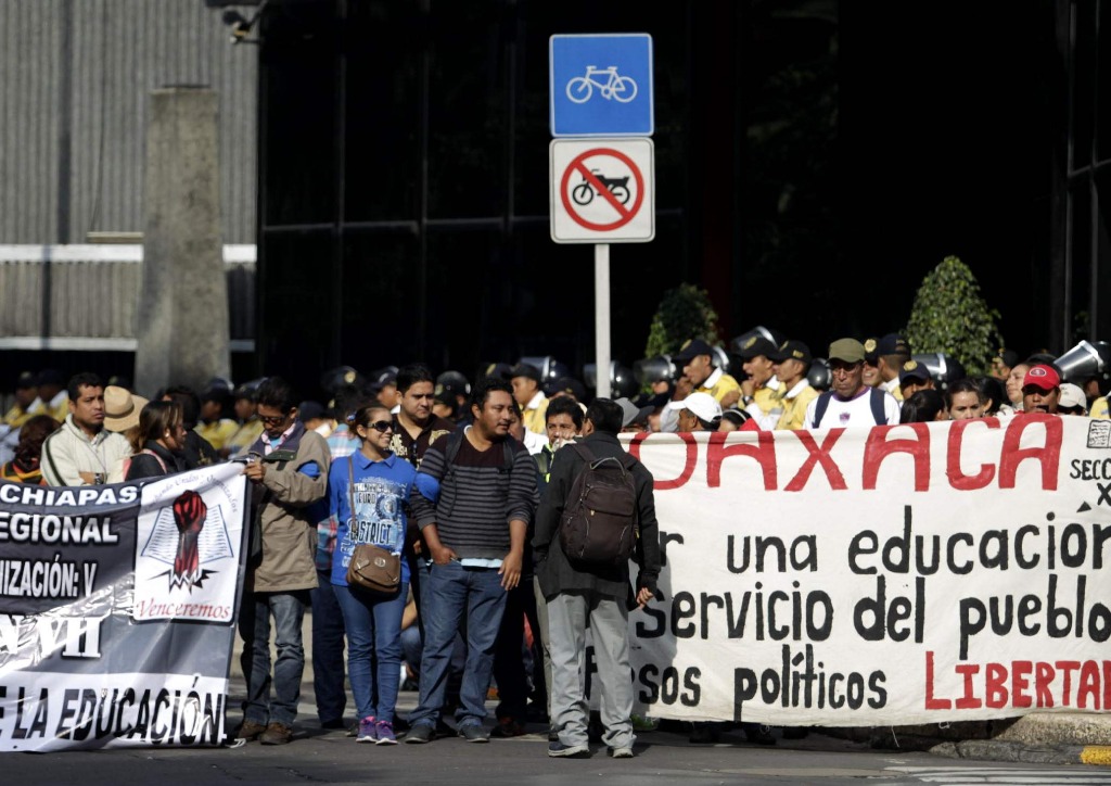 Maestros de la CNTE bloquearon ayer la lateral del Paseo de la Reforma, a las afueras de la Bolsa de Valores. Foto Jair Cabrera
