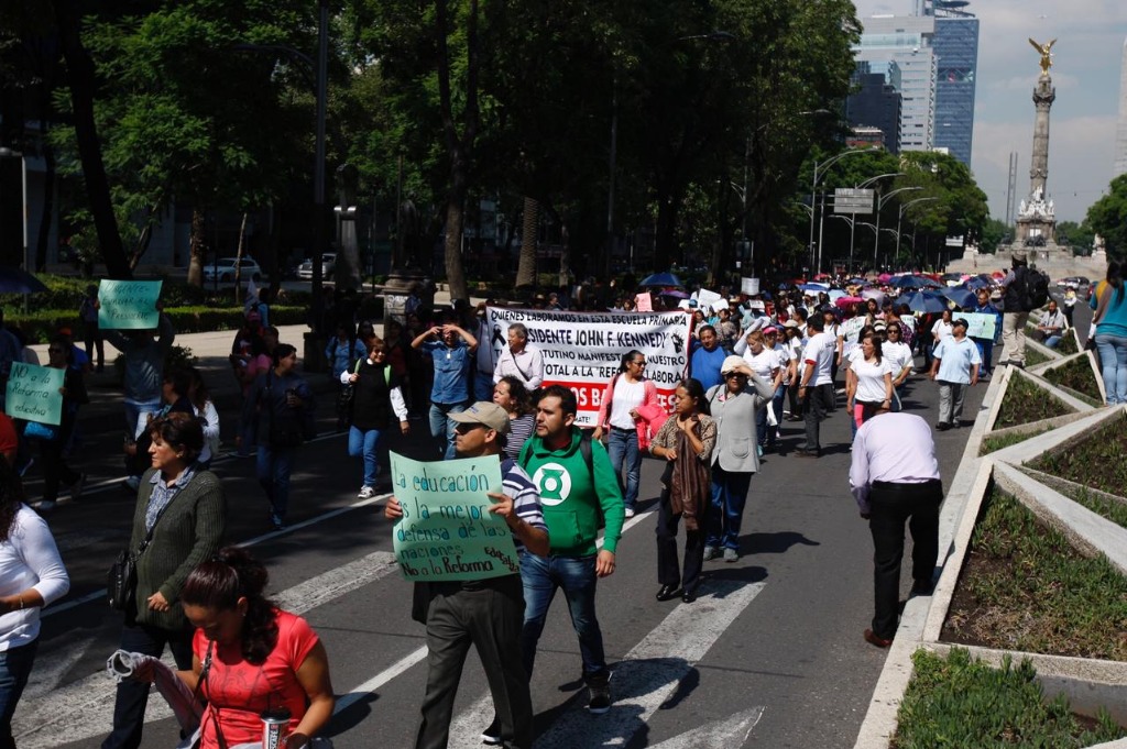 Maestros de la CNTE marchan del Ángel de la Independencia al Zócalo capitalino. Foto Cristina Rodríguez