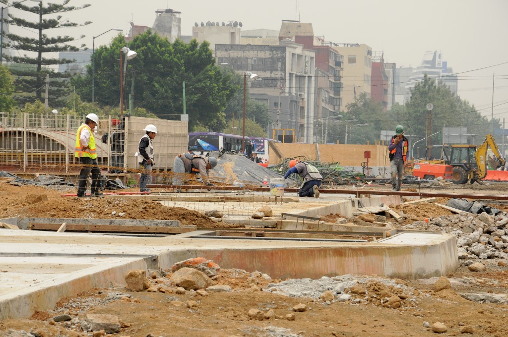 En imagen del 11 de junio, trabajos de construcción del proyecto de Centro de Transferencia Modal (Cetram) en las inmediaciones de la estación Chapultepec del Metro. Foto Cuartoscuro