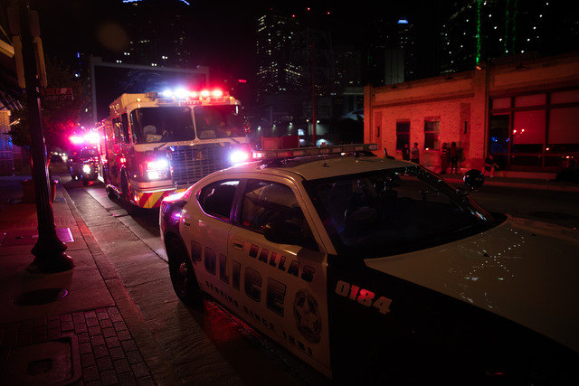 Vehículos de la policía patrullan en el centro de Dallas, después del tiroteo en el que murieron cinco policías y otros seis resultaron heridos. Foto Xinhua
