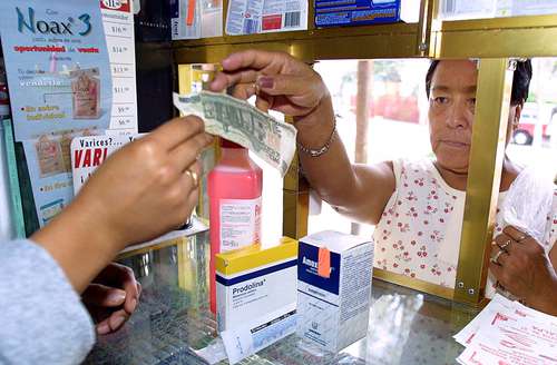Compra de medicamentos en una farmacia en el norte de la Ciudad de México. Foto Francisco Olvera