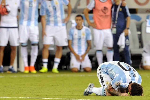 Messi y su padre, Jorge, fueron condenados hoy a 21 meses de cárcel cada uno por tres delitos de fraude fiscal contra la Hacienda española. Foto Xinhua / Archivo