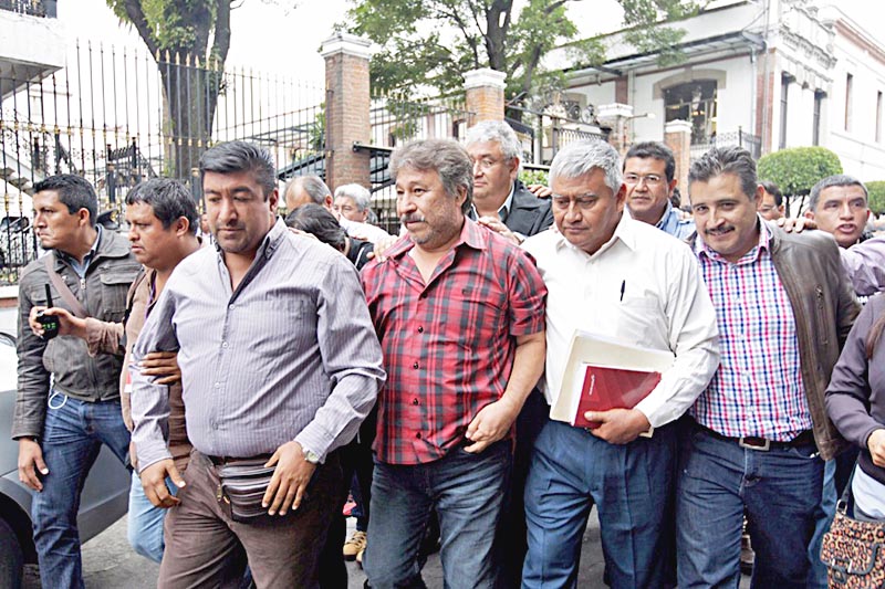 Dirigentes de la CNTE al término del diálogo con autoridades de Gobernación en la capital del país, el 21 de julio ■ foto: la jornada