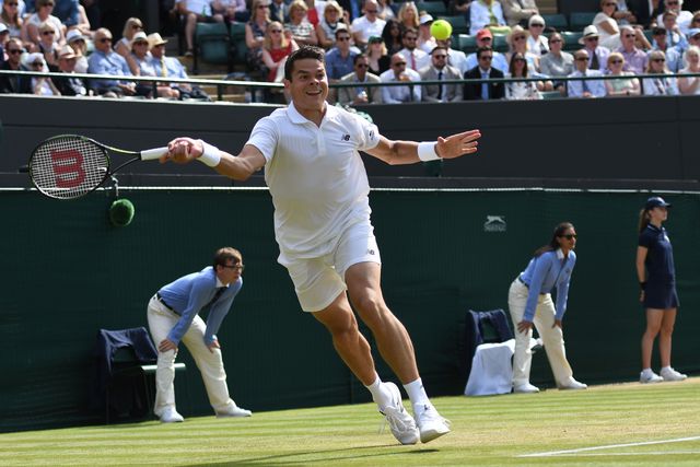 Milos Raonic durante la partida en contra de Sam Querrey, en los cuartos de final de Wimbledon. Foto Afp