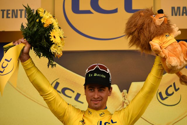 El eslovaco, Peter Sagan, en el podio de ganadores del Tour de France 2016. Foto Afp