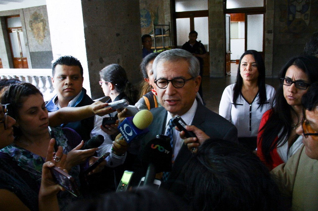 Luis Manuel Hernández integrante del SNTE, a su salida del encuentro con funcionarios de la SEP. Foto Cuartoscuro