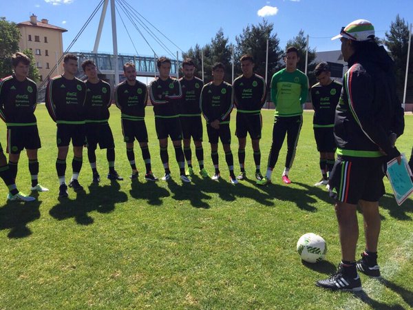 La selección sub 23 durante una charla técnica el pasado 23 de mayo de 2016. Foto tomada de la cuenta de Twitter @miseleccionmx