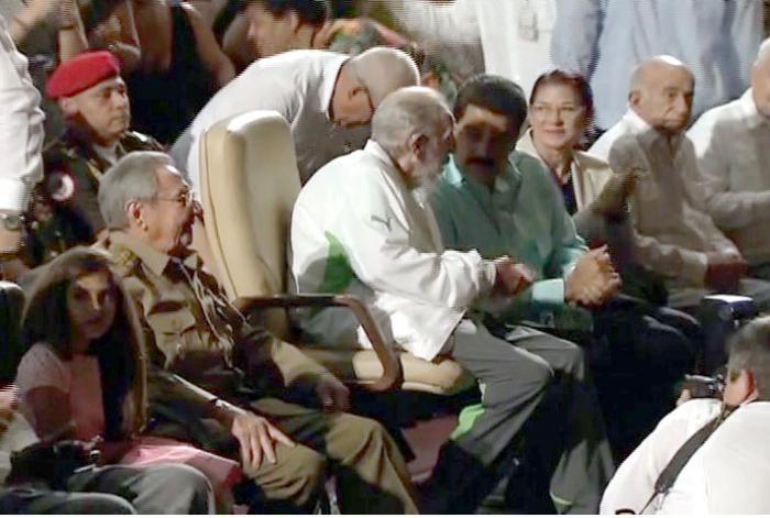 Fidel Castro (al centro), acompañado por los presidentes de Venezuela y Cuba, Nicolás Maduro y Raúl Castro, durante el tributo al ex mandatario, quien hoy cumple 90 años. Foto AFP/GRANMA