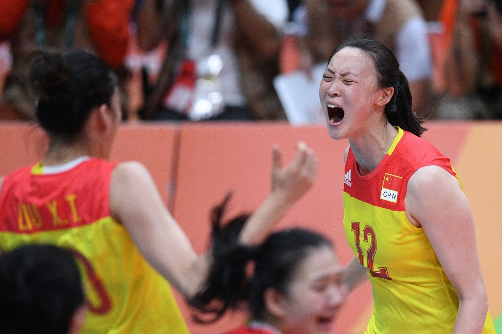 El equipo de China celebra el oro en la final de volleyball de Río 2016. Foto Afp