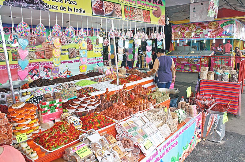 Los locales venden todo tipo de dulces, desde gomitas, chocolates y obleas hasta las tradicionales nueces y cacahuates garapiñados