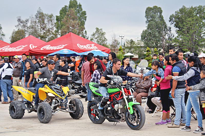 Los apasionados de las motocicletas acudieron de distintos estados a El Mineral para participar en concursos. Clausurarán el evento con una comida ■ FOTO: SUSANA ZACARÍAS