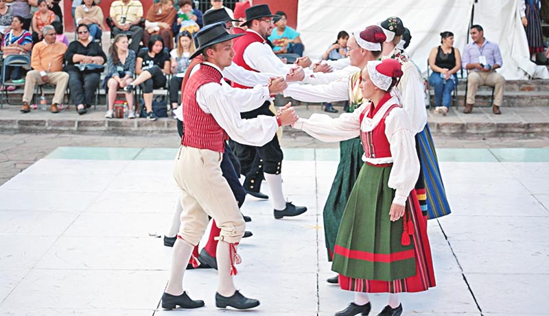 Un grupo de Finlandia participa en la Folkloriada Mundial 2016 celebrada en Zacatecas; este miércoles se presentó en la Plazuela 450 ■ FOTO: MIGUEL ÁNGEL NÚÑEZ