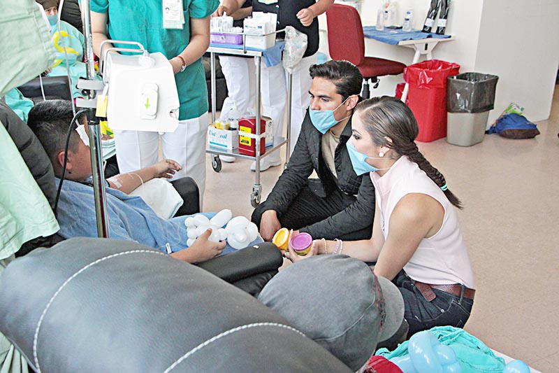 Aspectos de la sesión de risoterapia en el área de Oncología del Hospital General Zacatecas ■ fotos: la jornada zacatecas