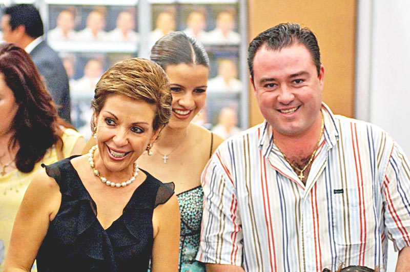 Marta Sahagún de Fox, Mónica Jurado Maycotte y Manuel Bribiesca ■ foto: proceso
