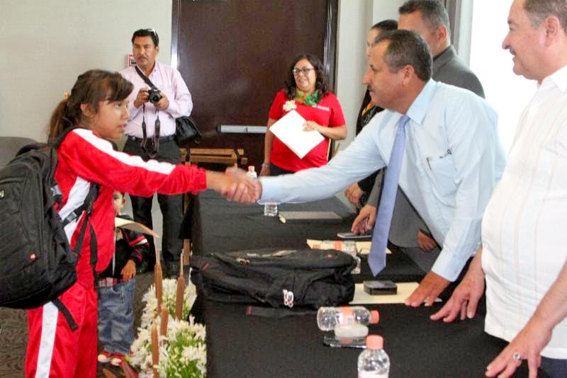 23 alumnos, que participaron en la Convivencia Cultural 2016, recibieron las becas ■ foto: la jornada zacatecas