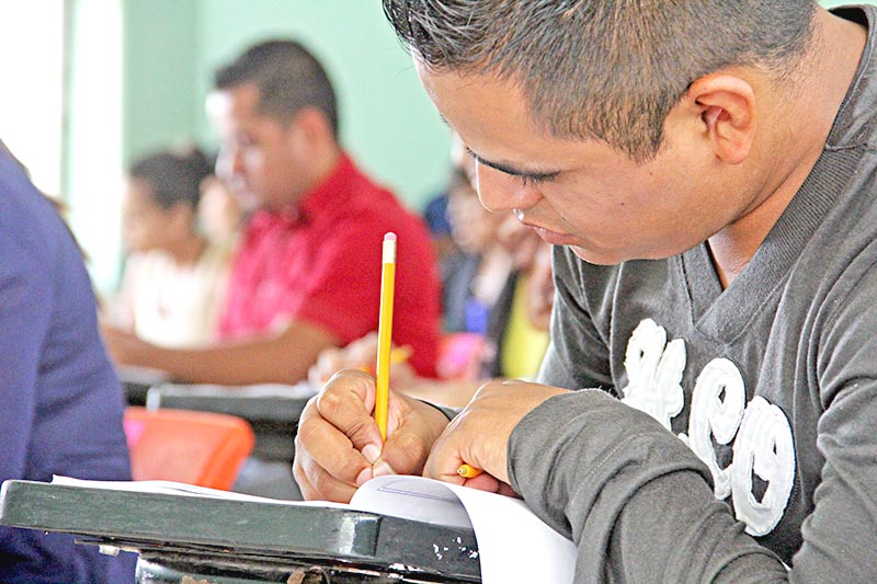 En Zacatecas solamente se sometieron a concurso 53 plazas definitivas y 226 temporales para preescolar y primaria y 843 horas-semana-mes definitivas y 751 temporales para secundaria ■ foto: la jornada zacatecas