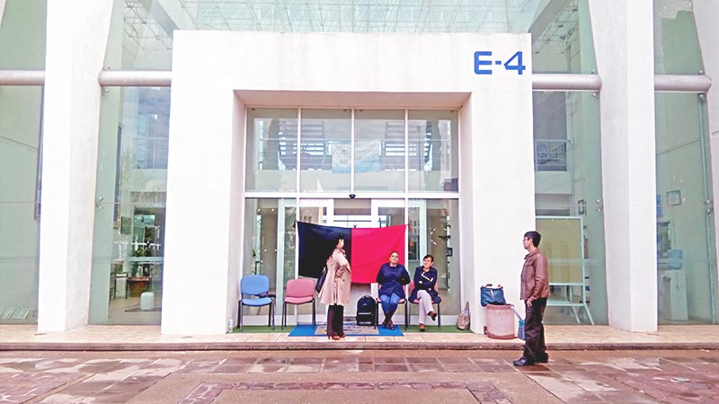 Aspecto de la protesta en las instalaciones de la Dirección del Edificio E4 y seis salones del correspondiente E2 ■ foto: alma ríos
