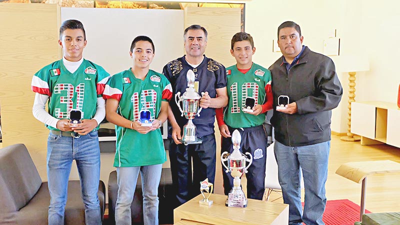 El Rector Armando Silva se reunió con jóvenes zacatecanos que consiguieron el campeonato ■ FOTO: LA JORNADA ZACATECAS