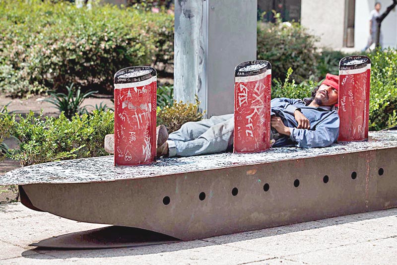 Un indigente duerme sobre una escultura en Paseo de la Reforma ■ foto: la jornada zacatecas