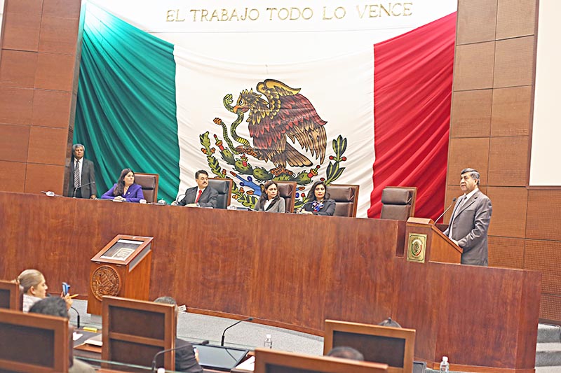 El secretario general de Gobierno, Jaime Santoyo, y la procuradora Leticia Soto comparecieron ante la 61 Legislatura ■ foto: andrés sánchez