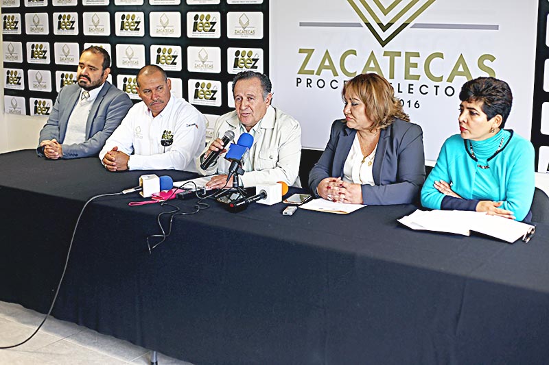 El consejero presidente del IEEZ, Virgilio Rivera (en el uso de la voz), ante los medios informativos locales ■ foto: andrés sánchez