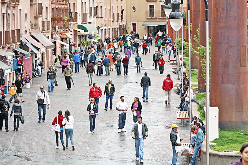 Vista general de la Plaza Bicentenario, donde vendedores establecidos ocupan parte de la vía pública para exhibir sus productos ■ foto: la jornada zacatecas