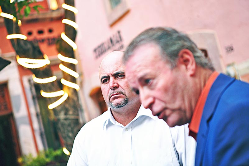 Julián Le Barón y Gilberto Lozano, integrantes del Congreso Nacional Ciudadano, se encuentran en Zacatecas para promover esa organización ■ foto: ernesto moreno