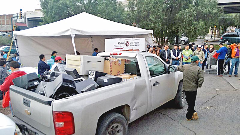 El acopio se realizó en el estacionamiento de un centro comercial de la zona conurbada ■ foto: la jornada zacatecas