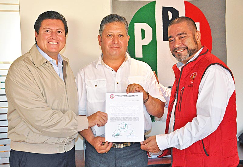 El presidente del PRI en Zacatecas, Adolfo Bonilla (izquierda), entregó el nombramiento ■ FOTO: LA JORNADA ZACATECAS