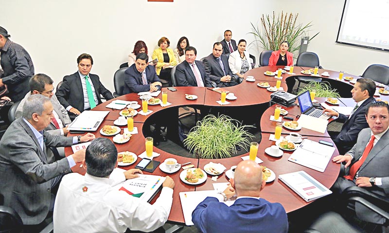 Aspecto de las primeras reuniones realizadas por las comisiones encargadas de la transición administrativa ■ FOTO: LA JORNADA ZACATECAS