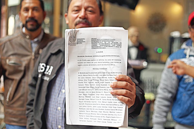 Alejandro Rivera Nieto muestra el documento que contiene la decisión de la autoridad laboral ■ FOTO: ANDRÉS SÁNCHEZ