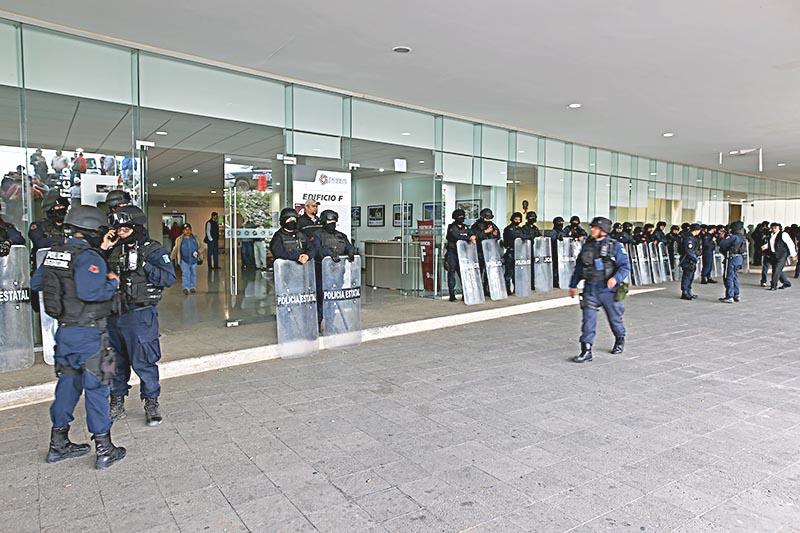 La entrada al edificio quedó custodiada por elementos policiales que portaban equipo antimotín ■ FOTOS: ANDRÉS SÁNCHEZ
