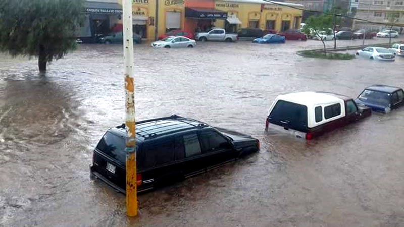 Algunas vialidades principales se inundaron ■ FOTOS: RAFAEL DE SANTIAGO