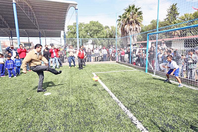 El gobernador inauguró una cancha de futbol con pasto sintético en la primaria María Guadalupe Castorena ■ FOTOS: LA JORNADA ZACATECAS