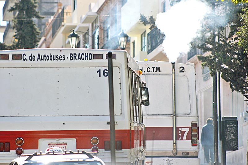 Una importante fuente de contaminación son los camiones que circulan en la zona urbana ■ FOTO: LA JORNADA ZACATECAS