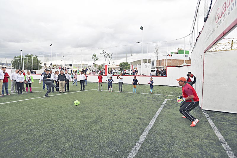En el fraccionamiento Quinta San Gabriel fue construido el Parque Deportivo y Recreativo, que tiene cancha de futbol rápido y fue inaugurada por el gobernador ■ foto: la jornada zacatecas