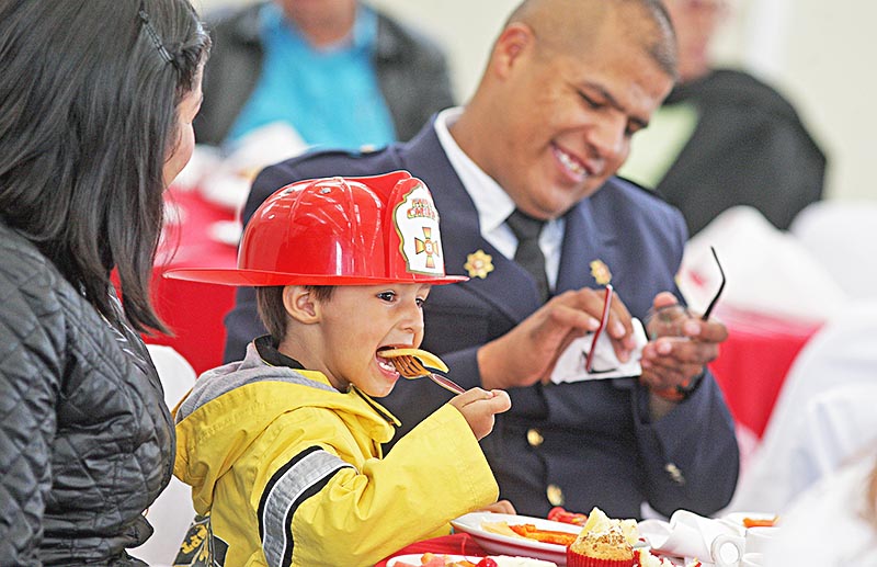 Evento oficial donde se otorgó un reconocimiento a los bomberos con hasta 30 años de trayectoria ■ FOTO: ERNESTO MORENO
