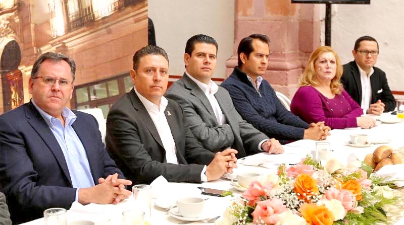 Miguel Alonso Reyes presidió la reunión con empresarios del ramo turístico y prestadores de servicios ■ FOTO: LA JORNADA ZACATECAS