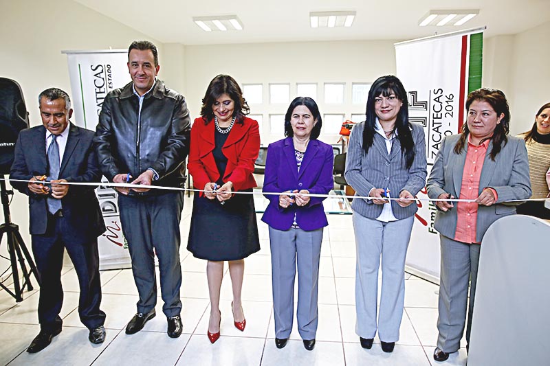 Autoridades del DIF y la Procuraduría de Justicia en la apertura de las nuevas instalaciones ■ FOTO: ANDRÉS SÁNCHEZ