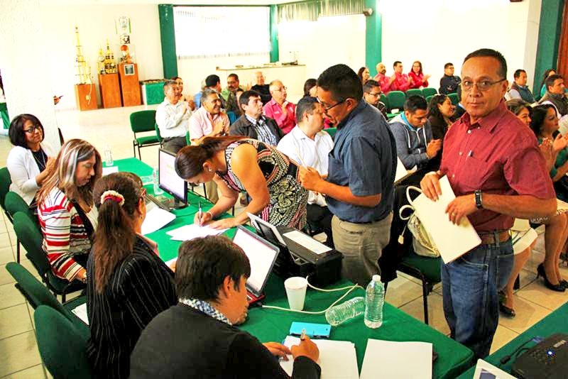 Sin incidentes, este viernes el Colegio entregó cargos a los docentes con mejores evaluaciones ■ foto: la jornada zacatecas