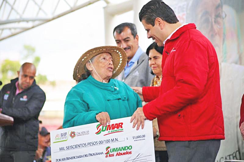 Alonso Reyes otorgó apoyos de los programas Sumando a las Madres Zacatecanas y Sumando a los Abuelos ■ foto: la jornada zacatecas