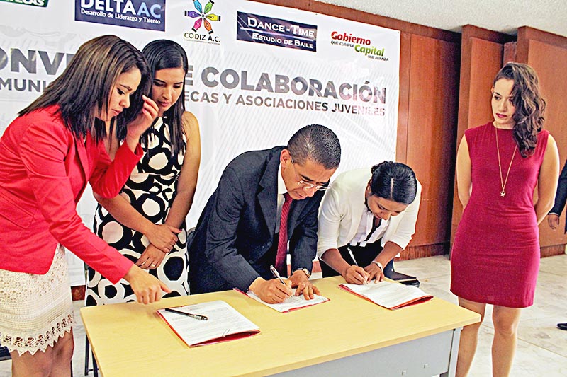 Firma de los convenios de colaboración con distintas organizaciones civiles ■ FOTO: LA JORNADA ZACATECAS